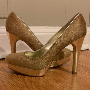Gold feathered high heel shoes
